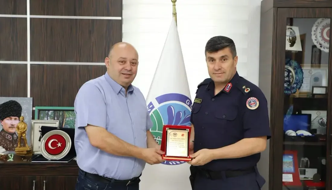 Gönen Jandarma Komutanı Ethem Gökboğa'dan veda ziyareti. Yeni görevine uğurlarken,