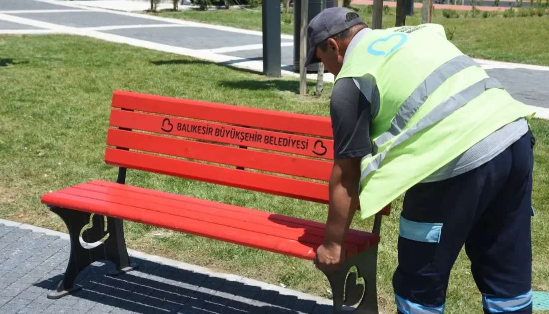 Balıkesir Belediyesi, kent mobilyalarını kendi üreterek hem tasarruf ediyor hem