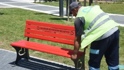 Balıkesir Belediyesi, kent mobilyalarını kendi üreterek hem tasarruf ediyor hem