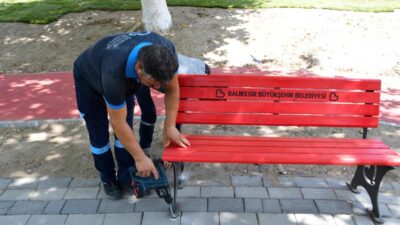 Balıkesir Büyükşehir Belediyesi, kent mobilyalarını kendi atölyesinde üreterek tasarruf ederken
