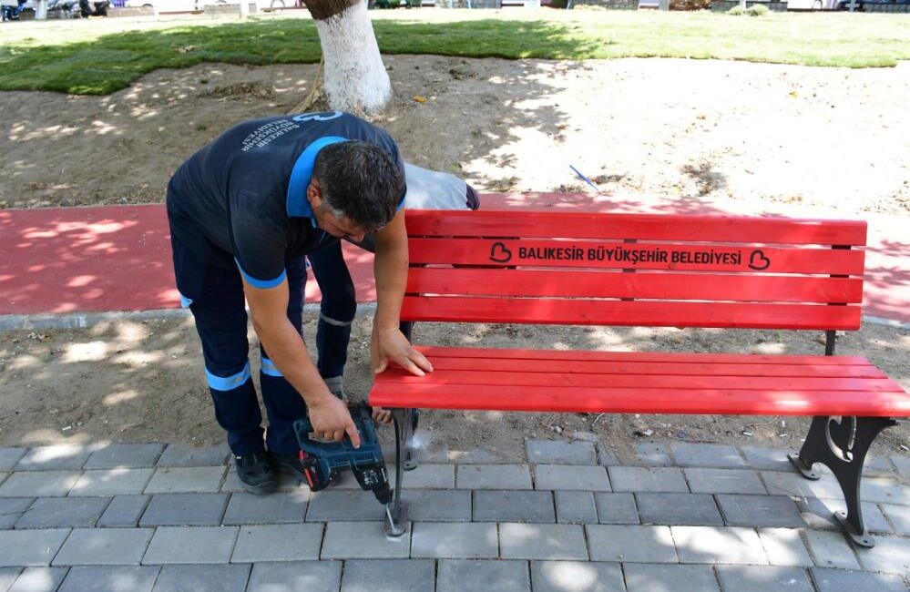 Balıkesir Büyükşehir Belediyesi, kent mobilyalarını kendi atölyesinde üreterek tasarruf ederken