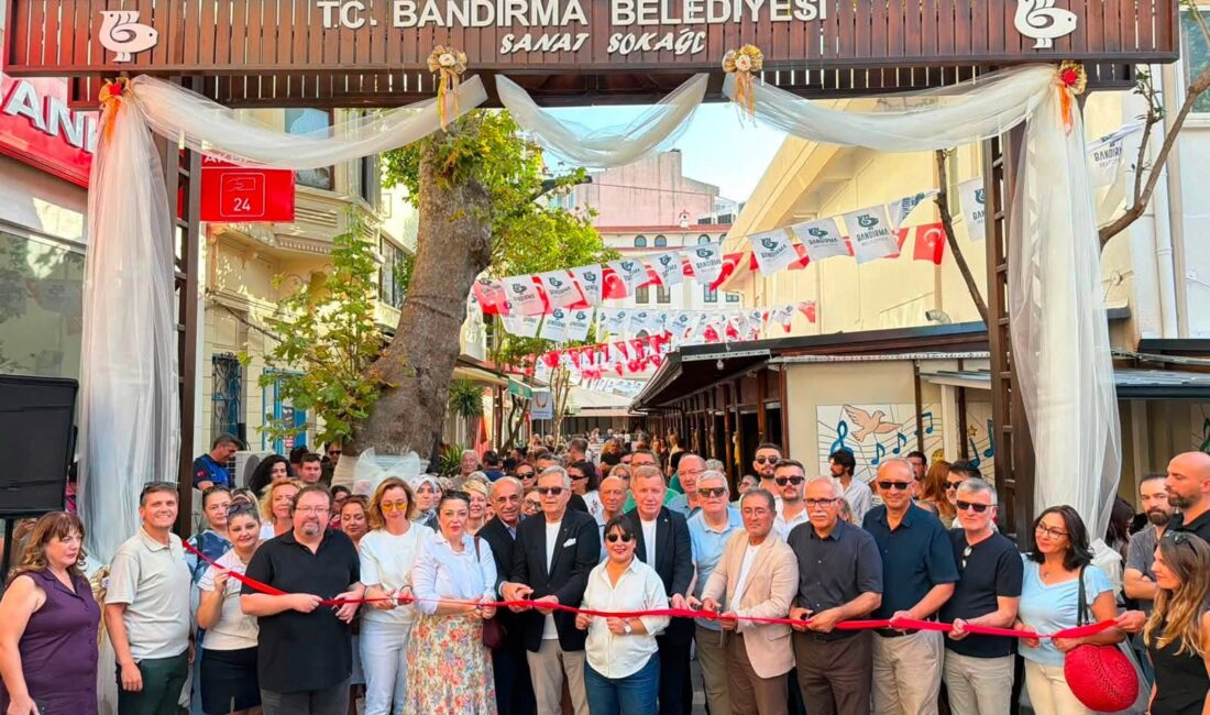 Bandırma Sanat Sokağı açıldı! Üreten sanatçıları ve El Sanatları Sergisi'ni