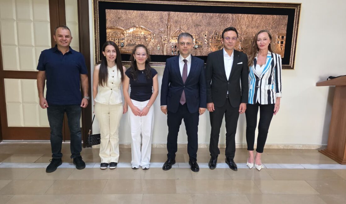 LGS'de derece elde eden Miray Panç, Bandırma Kaymakamı Recep Öztürk'ü