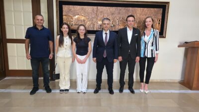 LGS'de derece elde eden Miray Panç, Bandırma Kaymakamı Recep Öztürk'ü