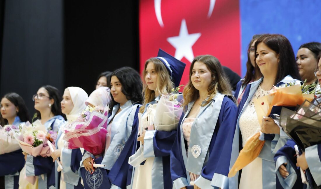 Bandırma Meslek Yüksekokulu mezuniyet töreninde öğrenciler diplomalarını aldı. Coşku dolu