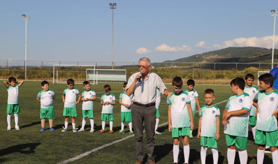 Gönen Yaz Spor Okulları'nda futbol kursunu başarıyla tamamlayan genç sporcular