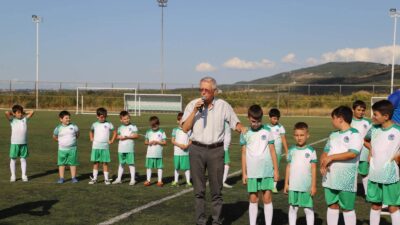 Gönen Yaz Spor Okulları'nda futbol kursunu başarıyla tamamlayan genç sporcular