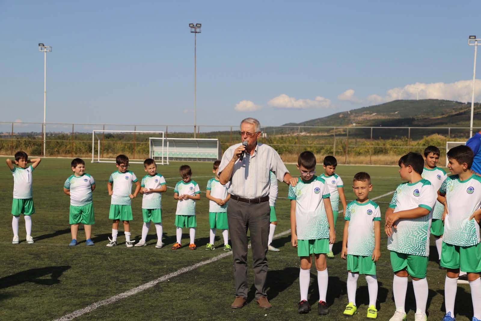 Gönen Yaz Spor Okulları'nda futbol kursunu başarıyla tamamlayan genç sporcular