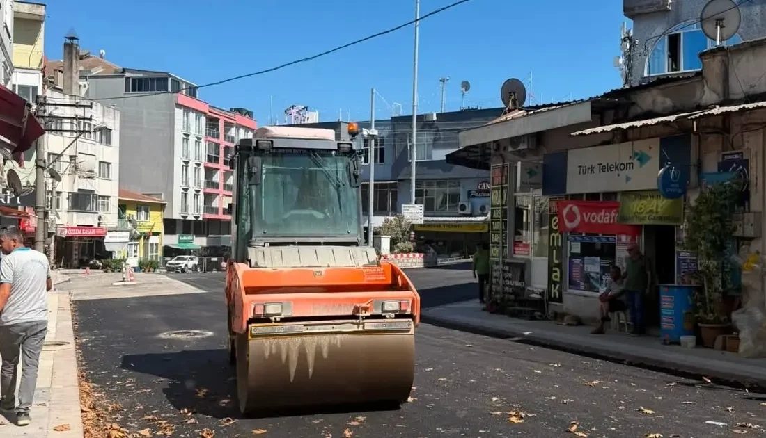 Manyas'ta yol ve kaldırım çalışmaları hız kesmeden devam ediyor. İlçenizi