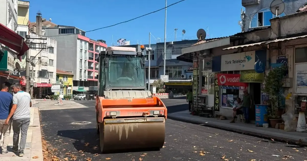 Manyas'ta yol ve kaldırım çalışmaları hız kesmeden devam ediyor. İlçenizi