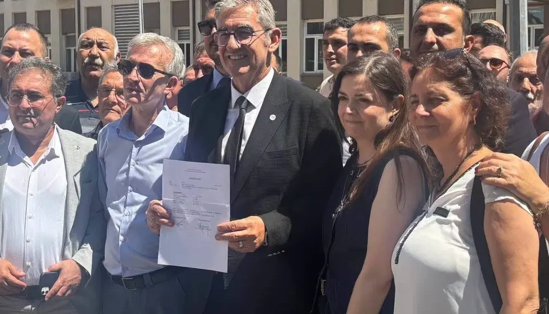 Yeni Parti Balıkesir Kurucu İl Başkanı Erden Köybaşı, kuruluş belgelerini