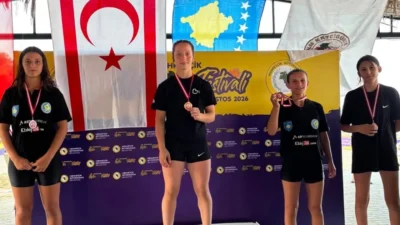 Balıkesirli güreşçiler, Uluslararası Plaj Güreşi'nde fırtına gibi esti! 2 altın,