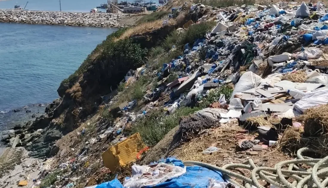 Erdek Kapıdağ'ın doğal güzellikleri atıklarla boğuşuyor. Yol kenarları ve falezlerde