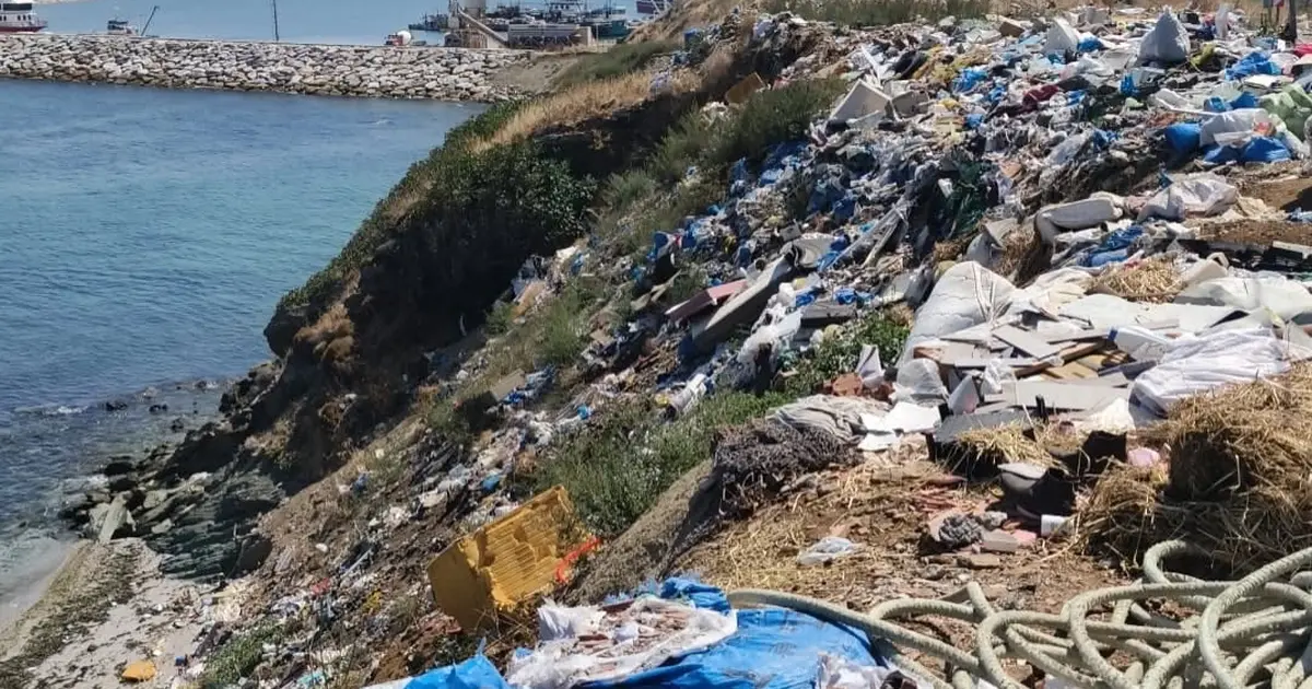 Erdek Kapıdağ'ın doğal güzellikleri atıklarla boğuşuyor. Yol kenarları ve falezlerde