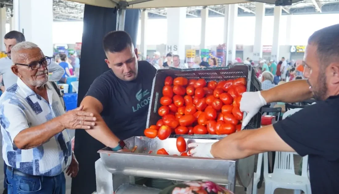 Ayvalık Belediyesi'nin geleneksel ücretsiz salça makinesi hizmeti bu yıl da