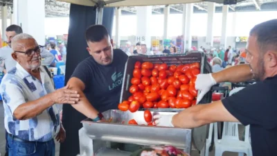 Ayvalık Belediyesi'nin geleneksel ücretsiz salça makinesi hizmeti bu yıl da