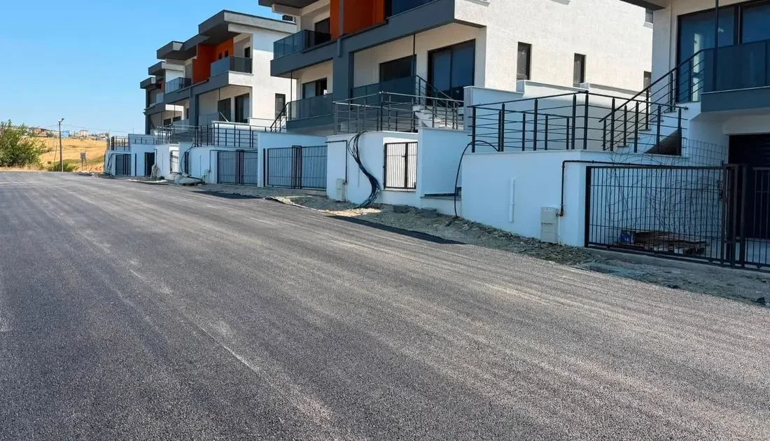 Bandırma Belediyesi, kent genelindeki yol yenileme ve temizlik çalışmalarını sürdürüyor.