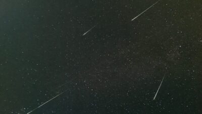Ağustos'un etkileyici Perseid meteor yağmuru, Bandırma Dutliman'da gökyüzü tutkunlarını buluşturdu.