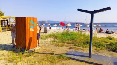 Erdek Sahil Mahallesi'ndeki umumi tuvalet, duş ve soyunma kabinlerindeki tahribat,