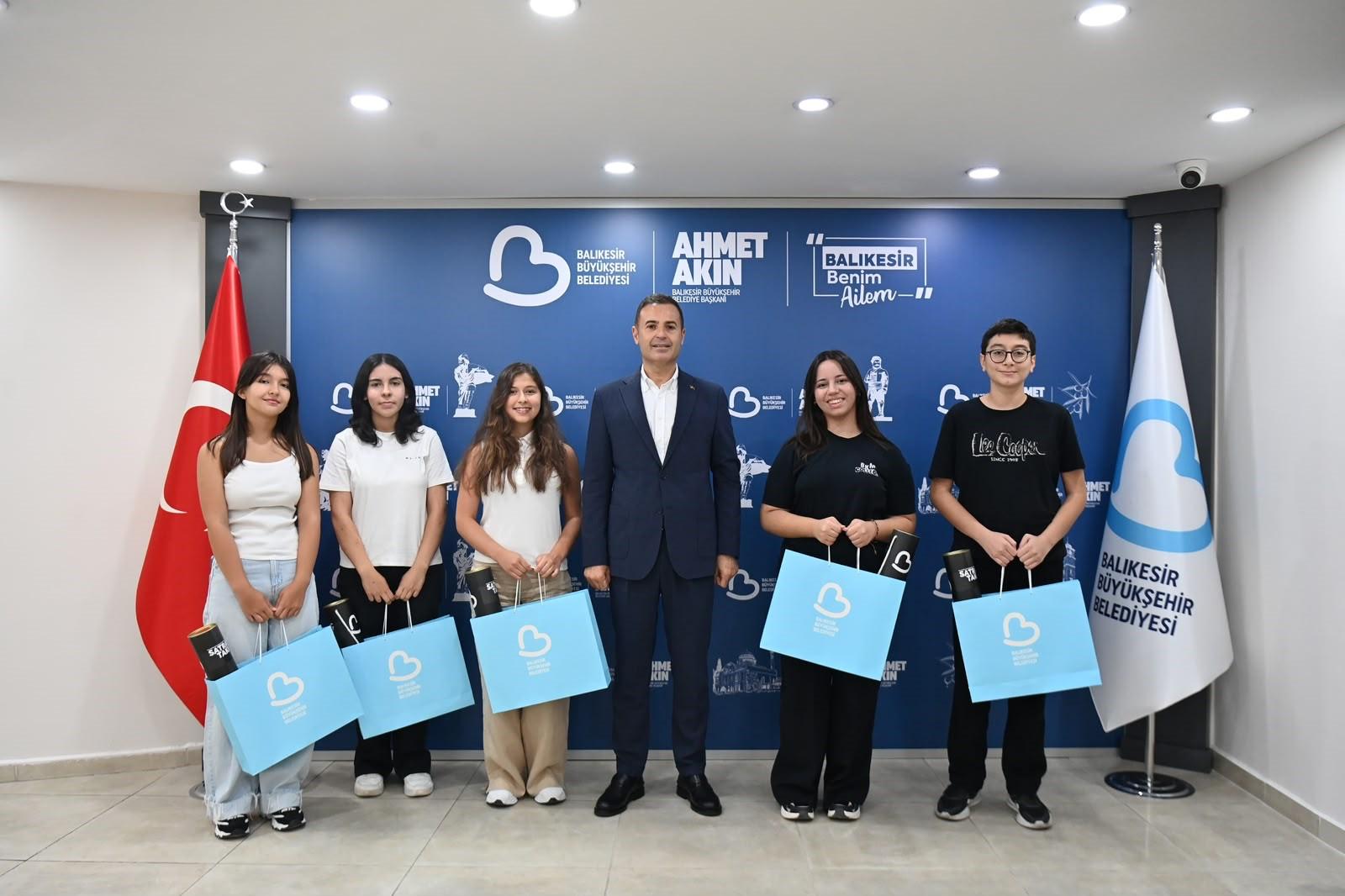 Balıkesir Belediye Başkanı Ahmet Akın, LGS'de 500 tam puanla Türkiye