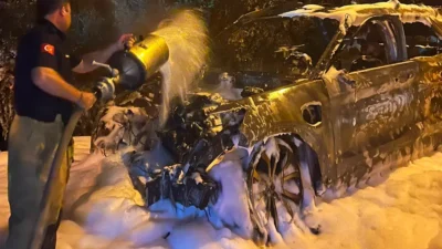 Erdek'te seyir halindeki bir otomobil alevlere teslim oldu! Hamamlı Mahallesi'nde