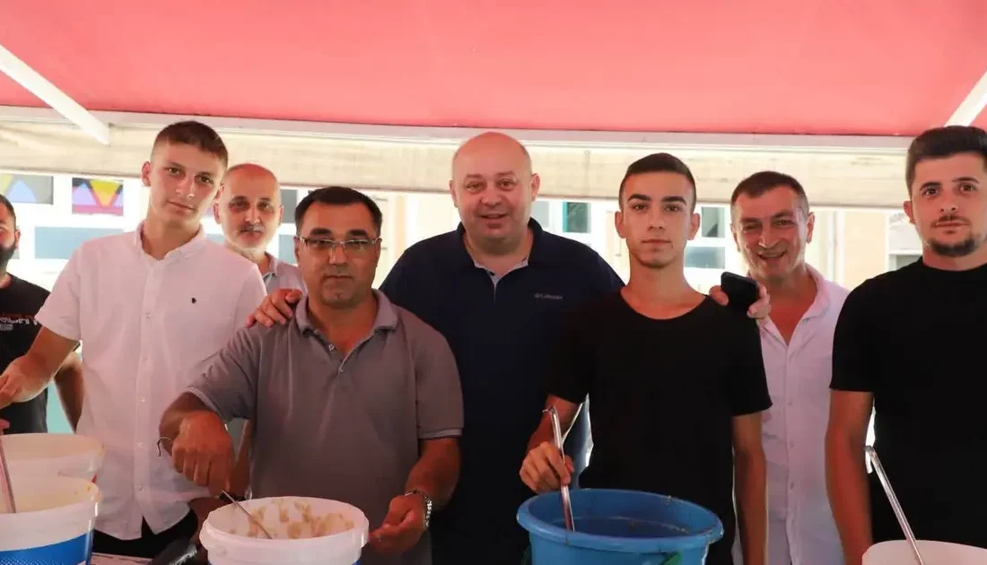 Ekşidere Mahallesi'nin geleneksel köy hayrında Başkan İbrahim Palaz, mahalle sakinleriyle