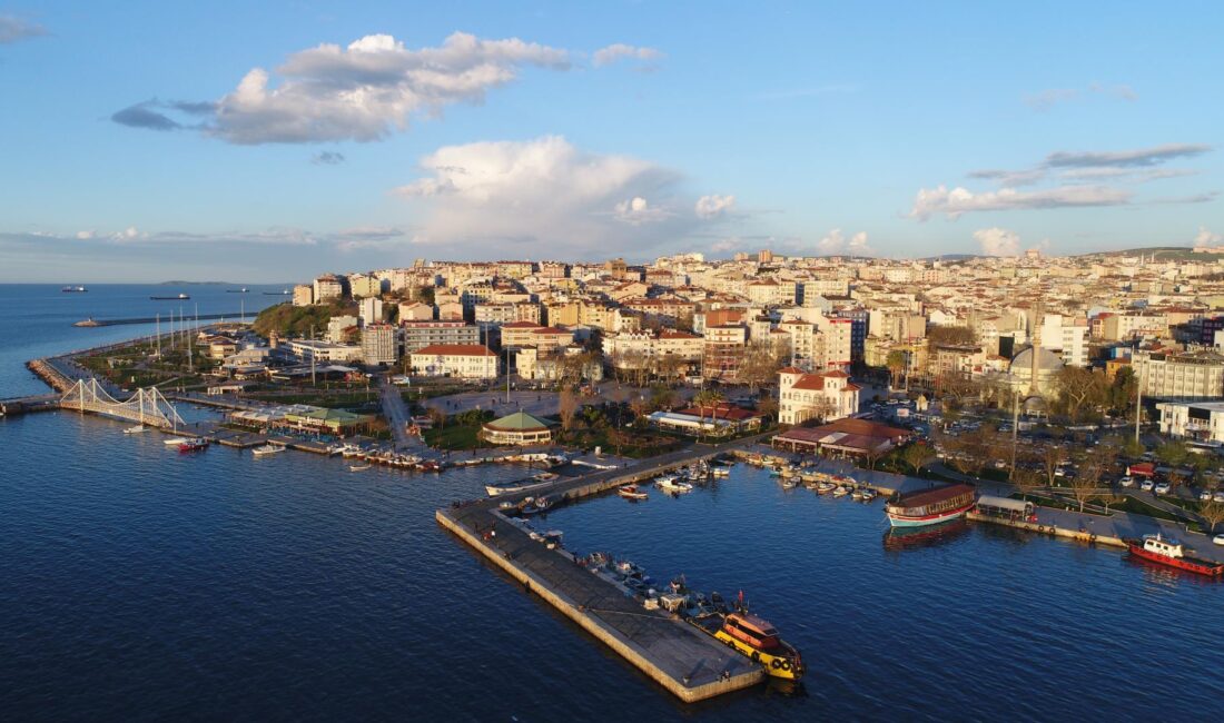 Marmara Denizi’nin güney kıyısında yer alan Bandırma; sahil yaşamı, tarihî
