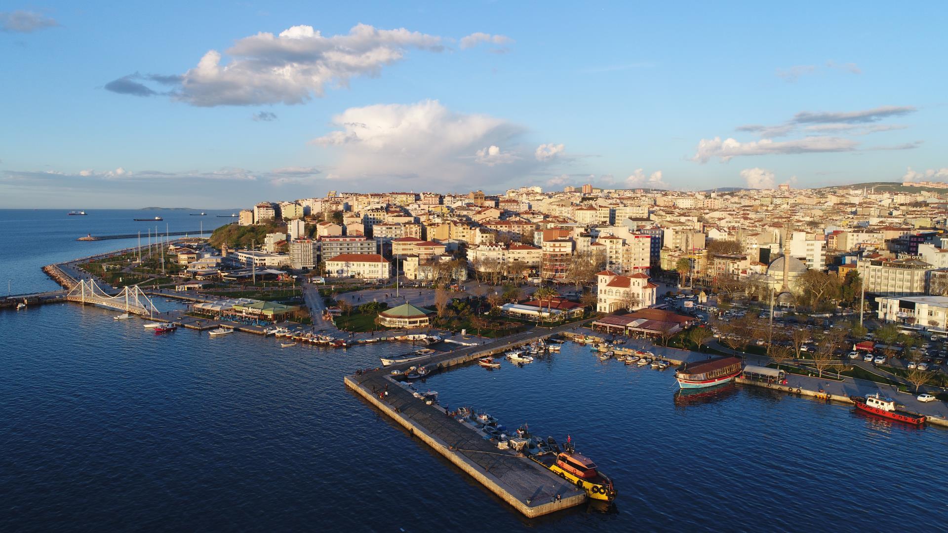 Marmara Denizi’nin güney kıyısında yer alan Bandırma; sahil yaşamı, tarihî