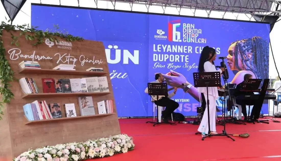 Bandırma Belediyesi 8. Kitap Günleri hazırlıkları başladı. Cumhuriyet Meydanı'nda kitaplarla