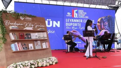 Bandırma Belediyesi 8. Kitap Günleri hazırlıkları başladı. Cumhuriyet Meydanı'nda kitaplarla