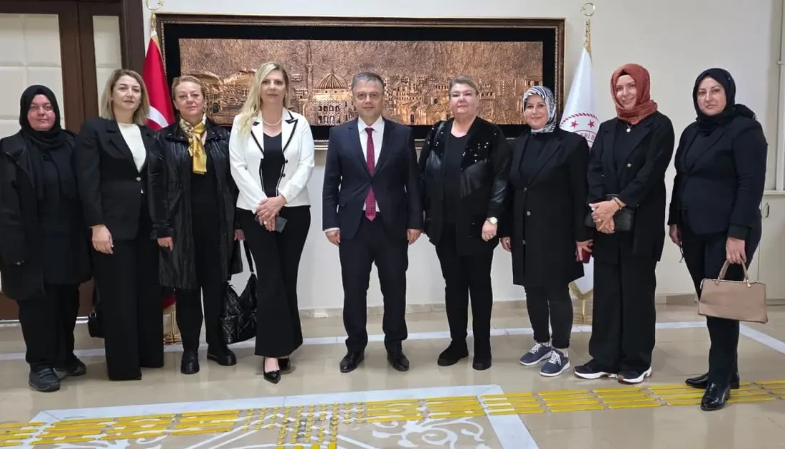 AK Parti Bandırma Kadın Kolları Başkanı Figen Önal ve yönetim