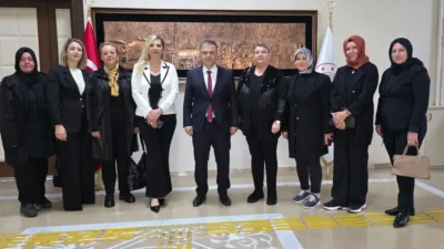 AK Parti Bandırma Kadın Kolları Başkanı Figen Önal ve yönetim