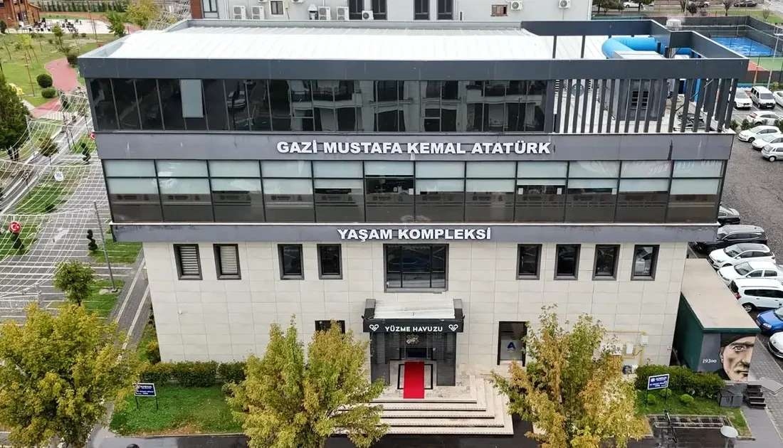 Altıeylül Belediyesi, Asuva Park'taki Atatürk Spor Kompleksi'ni yeniledi. Kapsamlı bakım