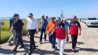 Manyas'ta düzenlenen Çeltik Tarla Günü'nde, İl Tarım Müdürü Düzgün üreticilerle