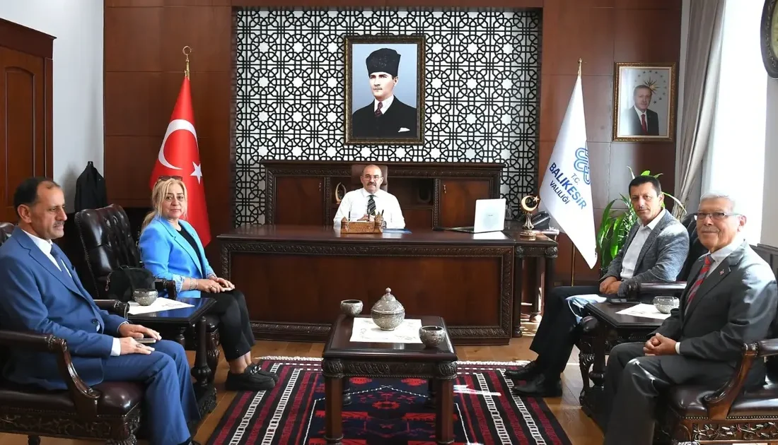 Vali İsmail Ustaoğlu, Altıeylül, Karesi, Sındırgı muhtarlarıyla buluştu. İlçelerin ihtiyaçları