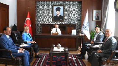Vali İsmail Ustaoğlu, Altıeylül, Karesi, Sındırgı muhtarlarıyla buluştu. İlçelerin ihtiyaçları