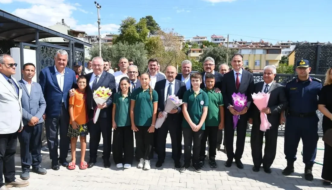 Vali Ustaoğlu, 2026-2027 eğitim yılının ilk günü hayırseverlerce yapılan okul