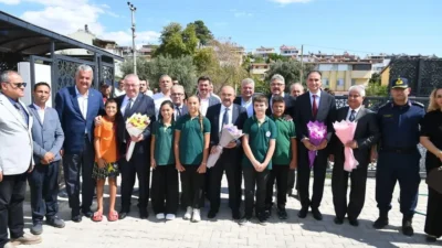 Vali Ustaoğlu, 2026-2027 eğitim yılının ilk günü hayırseverlerce yapılan okul