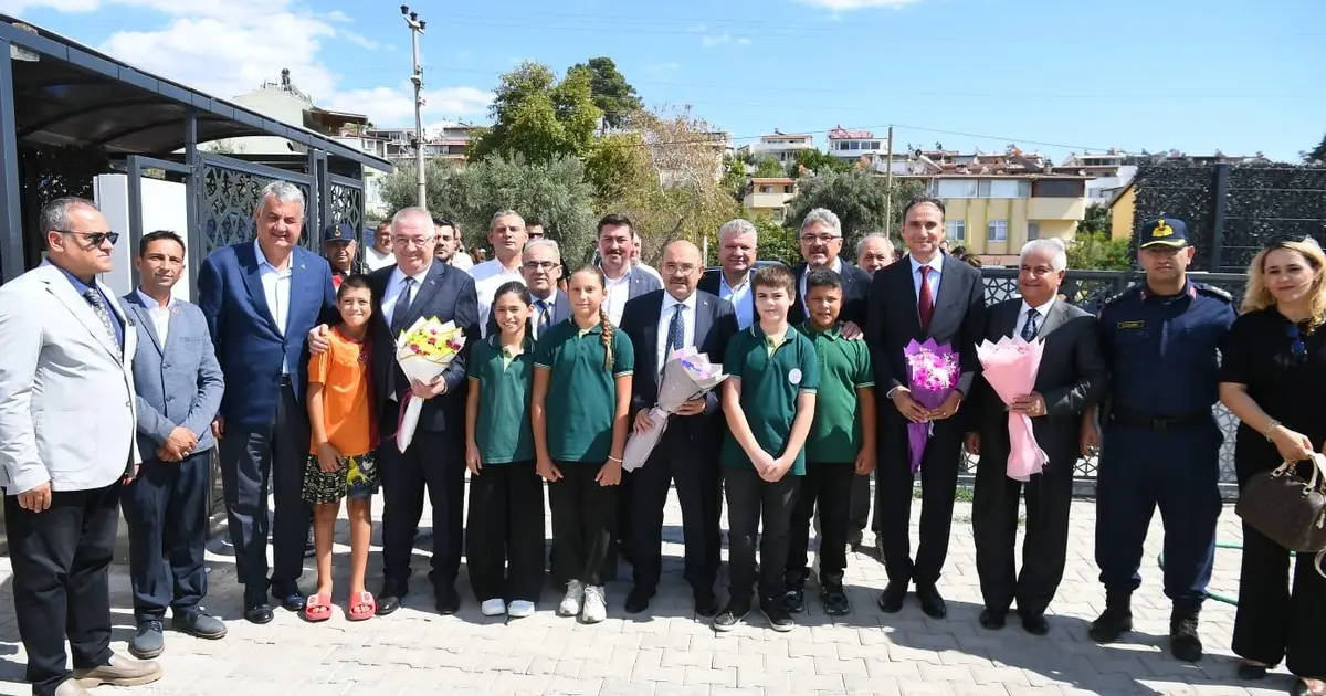 Vali Ustaoğlu, 2026-2027 eğitim yılının ilk günü hayırseverlerce yapılan okul