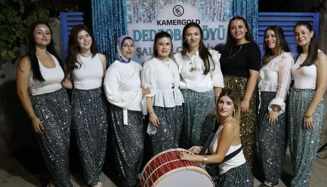 Bandırma Dedeoba'daki geleneksel Şalvar Gecesi'nde kadınlar şalvarlarıyla meydanı şenlendirdi. Bu