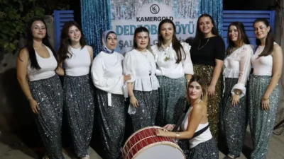 Bandırma Dedeoba'daki geleneksel Şalvar Gecesi'nde kadınlar şalvarlarıyla meydanı şenlendirdi. Bu