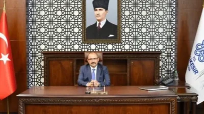 Balıkesir Valisi İsmail Ustaoğlu, öğrencilerin hem bilimsel donanımla hem de