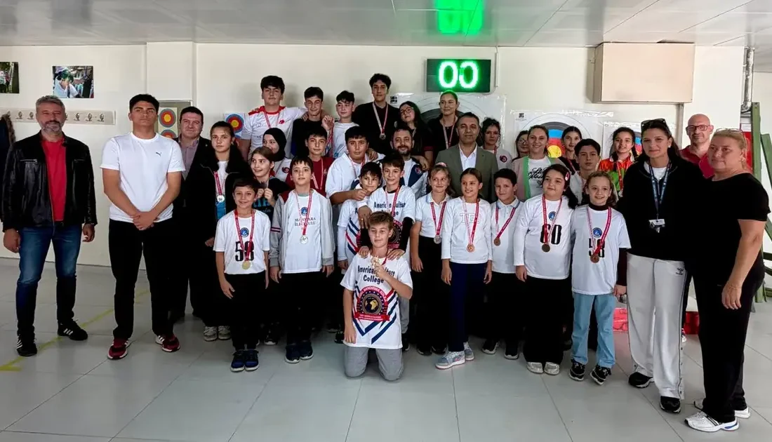 Bandırma'da Cumhuriyet Bayramı Salon Okçuluk Turnuvası heyecanı yaşandı! Sporcular, 8