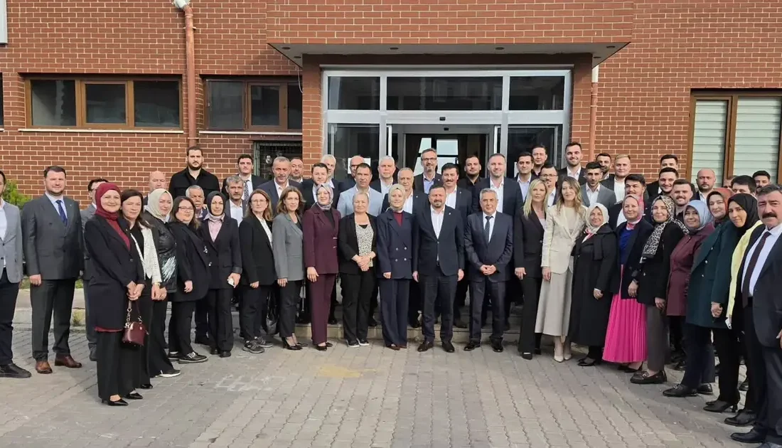 AK Parti Balıkesir İl Başkanı Mehmet Aydemir'in başkanlığında kritik bir