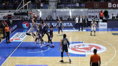 Bordo Bandırma Basketbol, Süper Lig'in ikinci haftasında Anadolu Efes'e 79-85