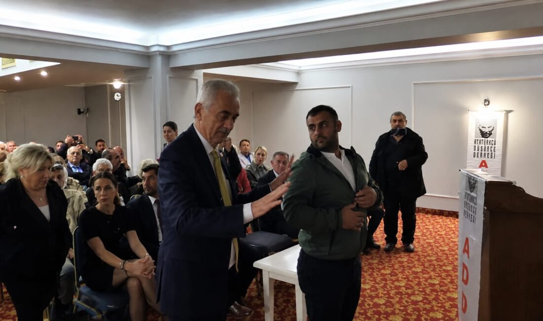 Bandırma'daki "Kumpas ve Yeni Anayasa" etkinliğinde Süheyl Batum'un "mutlak butlan"