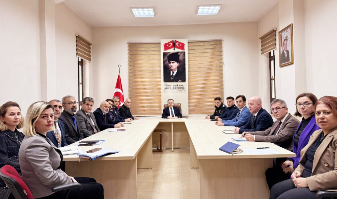 Bandırma İlçe İdare Şube Başkanları Zirvesi: Hizmet Kalitesi Masada Bandırma Kaymakamı Öztürk liderliğinde, kamu hizmetlerinin kalitesini artırmak ve vatandaş