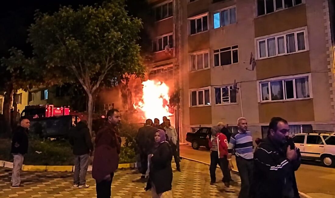 Bandırma'da apartmanda tüp patlaması sonrası yangın çıktı, 7 kişi etkilendi.