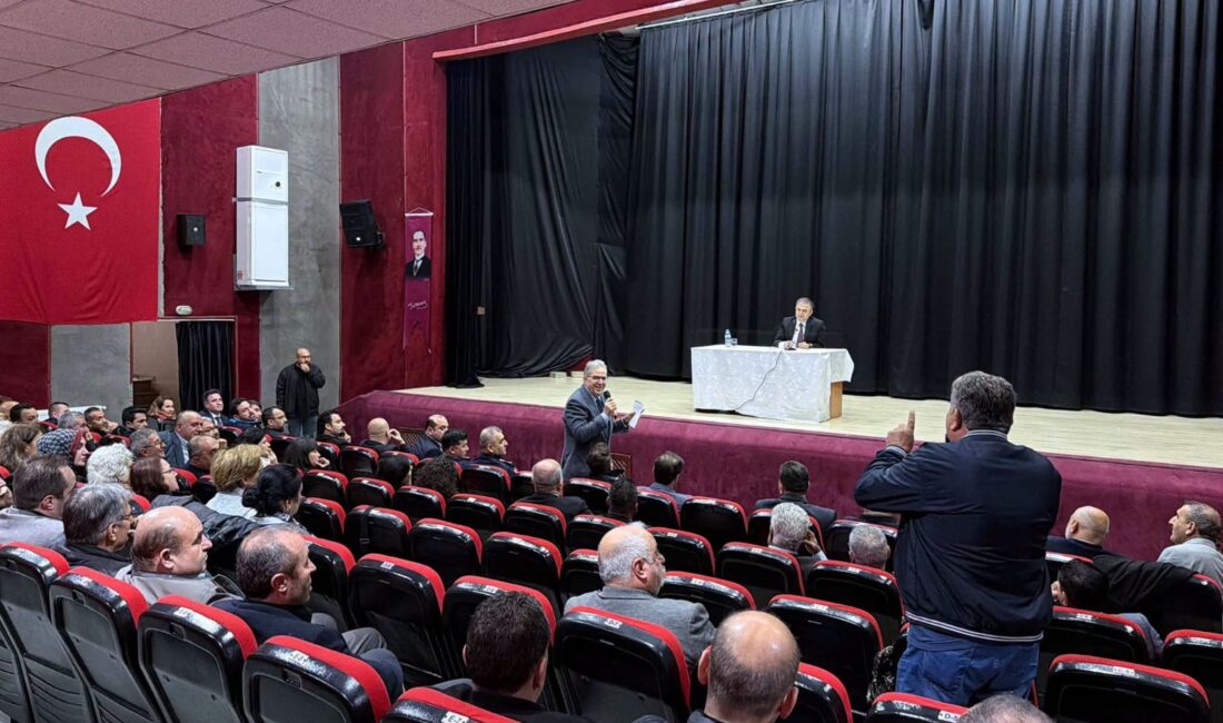 Bandırma’da mahallelerin talepleri ilgili kurumlarla istişare edildi Barış Manço Kültür Merkezi'ndeki önemli toplantıda Belediye Başkanı, kurum yöneticileri