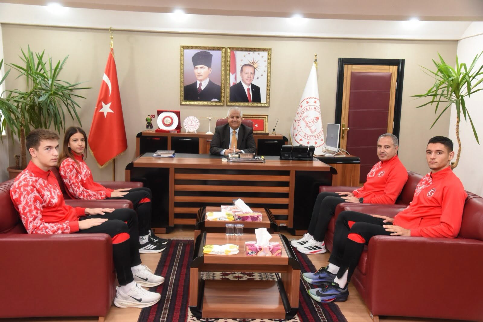 Bandırmalı atletler başarılarıyla gururlandırdı! İl Millî Eğitim Müdürü ile buluşan